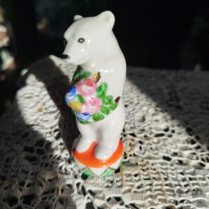 Фарфоровая фигурка "Медведь с цветами"