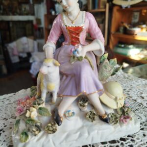Фарфоровая фигурка "Девушка с козленком"